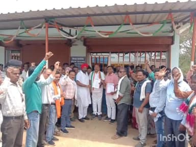 बस्तर: पंचायत सचिवों ने बस्तर से भानपुरी तक बाइक रैली निकालकर विधायक चंदन कश्यप को सौंपा ज्ञापन