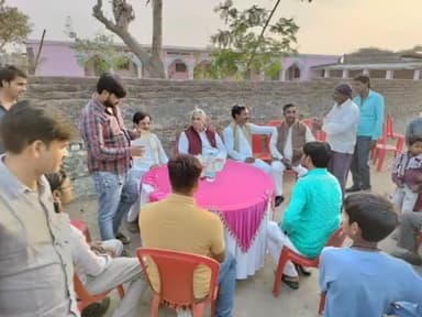 इटवा: तहसील क्षेत्र के विभिन्न स्थानों पर इटवा विधायक माता प्रसाद पांडे ने सुनी क्षेत्रवासियों की समस्याएं