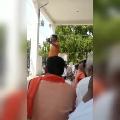 श्रीरामनवमी शोभायात्रा सुरक्षा मंच जमुई के द्वारा एक दिवसीय धरना का आयोजन किया गया कचहरी चौक जिसमें अपनी बात रखते हुए।।