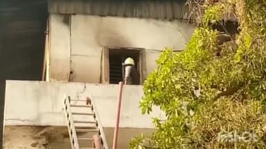 आगरा: सिकंदरा स्थित प्राची टावर में मौजूद जूते की फैक्ट्री में लगी भीषण आग,लाखों का माल जलकर हुआ ख़ाक,आग बुझाने में जुटी दमकल।