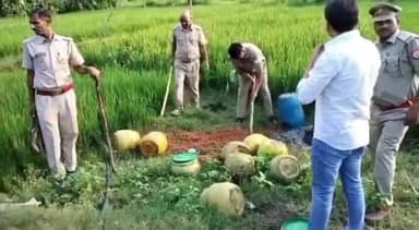 मिर्ज़ापुर: थाना पडरी पुलिस द्वारा 10 लीटर अवैध कच्ची देसी शराब के साथ एक अभियुक्त हुआ गिरफ्तार