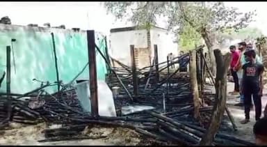 मिर्ज़ापुर: मटिहानी गांव में घर के अंदर संदिग्ध परिस्थितियों में आग लगने से घर का सामान  जला हुआ चार बकरियां झुलस कर हुई मौत