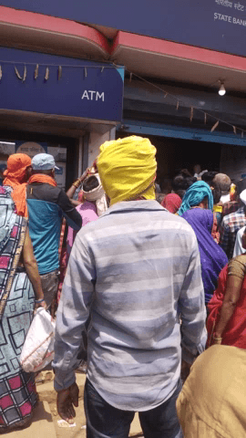 हनुमना: Hanumna SBI Bank me kyc ke liye lagi bheed 11 baj Gaye fir bhi bank ka Kam chalu nhi hua#hanumna