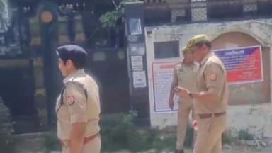 गाज़ियाबाद: कोर्ट के आदेश के बाद पुलिस ने लोन माफिया की ₹15 करोड़ की संपत्ति को गाजियाबाद के विभिन्न इलाकों में की कुर्क