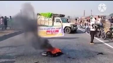 कांके: झारखंड बंद को लेकर रांची रिंग रोड में छात्रों ने टायर जलाकर किया प्रदर्शन