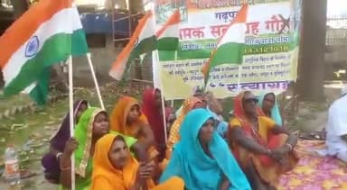 बेगूसराय: स्वर्ण जयंती पुस्तकालय परिसर में नमक सत्याग्रह स्थल विकास के लिए समिति के सदस्यों ने किया सत्याग्रह