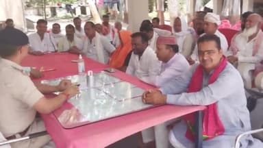 इटाढ़ी: ईद त्योहार को लेकर इटाढ़ी थाना परिसर में शांति समिति की बैठक हुई आयोजित, गणमान्य लोग हुए शामिल