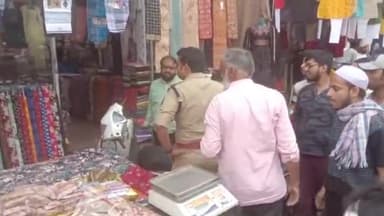 कांके: रांची के डेली मार्केट पहुंचे ट्रैफिक एसपी, सड़क किनारे दुकान लगाए जाने की वजह से जाम का किया निरीक्षण