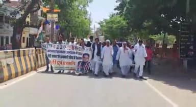 इटाढ़ी: मोदी सरकार के खिलाफ जिला कांग्रेस कमेटी बक्सर ने किया पैदल मार्च, इटाढ़ी से दर्जनों कार्यकर्ता हुए शामिल