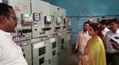 सुल्तानपुर: बढ़ती गर्मी व त्योहार के दृष्टिगत व्यवस्था देखने विद्युत भंडारण केंद्र पहुंची डीएम, इंजीनियरों को अलर्ट रहने की दी हिदायत