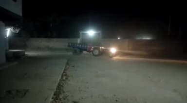 मिर्ज़ापुर: गोपालपुर राजापुर रेलवे लाइन के पास से अवैध खनन कर मिट्टी ले जाते हुए ट्रैक्टर का वीडियो हुआ वायरल