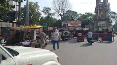 बक्सर: मॉडल थाना चौक पर विशेष वाहन जांच अभियान चलाया गया, हेलमेट नहीं पहनने वालों को पकड़ा गया