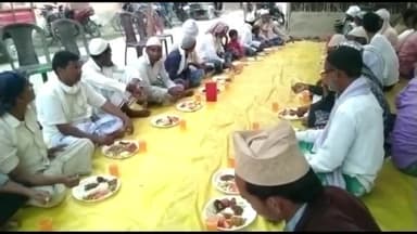 कोढ़ा: खरबन्ना गांव में दावत-ए-इफ्तार पार्टी का किया गया आयोजन, उमड़ी भीड़