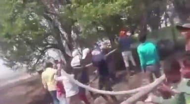 इटवा: सिरसिया में अज्ञात कारणों के चलते लगी आग, ग्राम प्रधान की सक्रियता से टला बड़ा हादसा