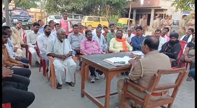 सवायजपुर: पाली थाने पर प्रभारी निरीक्षक ने की पीस कमेटी की बैठक, कहा- सोशल मीडिया पर पुलिस की पैनी नजर है