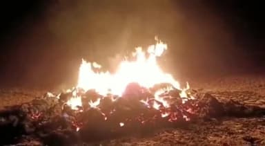 सवायजपुर: बेगराजपुर गांव में खेत में कटी पड़ी गेहूं की फसल में संदिग्ध परिस्थितियों में लगी आग, मामले की जांच में जुटी पुलिस