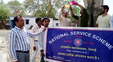 पिपरई: शासकीय महाविद्यालय पिपरई के स्वयंसेवकों द्वारा पशु पक्षियों के लिए जगह-जगह लगाए गए पानी के सकोरे