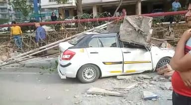 Ghaziabad के indrapuram society की दीवार गिरने से 3 कार दबी