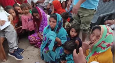 महनार: खरजम्मा वार्ड संख्या 3 में आग लगी की घटना की सूचना के बाद पहुंचे सीओ ने पीड़ित परिवारों को सरकारी सहायता का दिया भरोसा