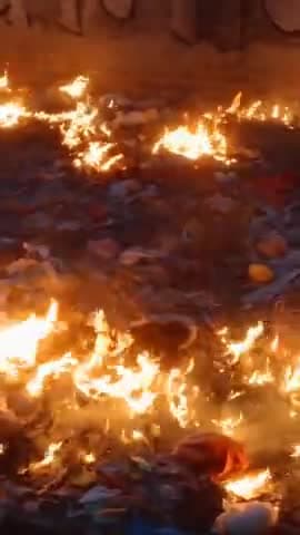 खुर्जा: के मोहल्ला खीर खानी में बस्ती के बीचा बीच जमा हुए कूड़े के ढेर में लगी अचानक आग । जान माल का कोई नुक़सान नहीं। #खिरखानी