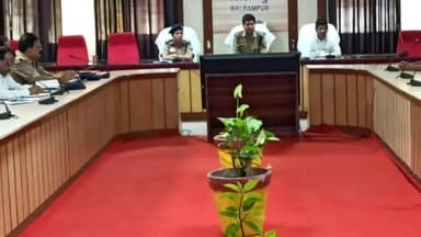 बलरामपुर: कलेक्ट्रेट सभागार बलरामपुर में पुलिस अधीक्षक ने संभ्रांत व्यक्तियों के साथ की सेंट्रल पीस कमेटी की बैठक