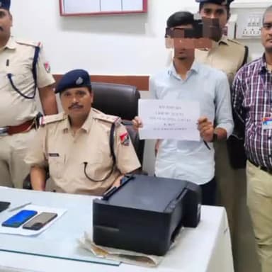 सोनपुर: आरपीएफ सोनपुर ने अवैध रेल टिकट बनाने वाले उपकरण व टिकट के साथ एक धंधेबाज़ को गरखा से गिरफ्तार कर भेजा जेल