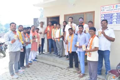 बलरामपुर समाचार अध्यक्ष पद चुनाव जीतने के लिए बीजेपी प्रत्याशी डॉक्टर धीरेंद्र प्रताप सिंह धीरू ने लगाया पूरा जोर गली मोहल्लों की  छानीखाक उनके साथ बीजेपी के वरिष्ठ नेता शिव कुमार द्विवेदी नगर अध्यक्ष महिला बीजेपी नेता झूमा सिंह सहित भारी स