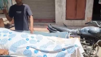 आगरा: इलाज के लिए पिता को ठेले पर लेकर एसएन अस्पताल पहुंचा बेटा, वीडियो वायरल