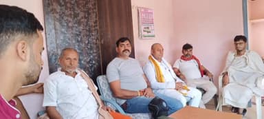 करपी: रामपुर चाय गांव पहुंचकर जिला परिषद अध्यक्ष प्रतिनिधि ने मृतक अरविंद शर्मा के परिजनों से मुलाकात कर सांत्वना दी