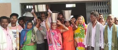 डौण्डी: बर्तन लेकर जनपद पंचायत डौण्डी पहुंचे धोतिमटोला गांव के लोग, पानी की मांग को लेकर किया प्रदर्शन