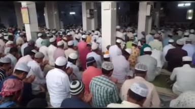 अररिया: शहर की विभिन्न मस्जिदों में अदी की गई 'अलविदा जुमे' की नमाज, काफी संख्या में शामिल हुए नमाजी