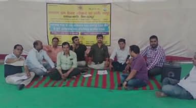 बड़गांव: राजस्थान ग्राम विकास अधिकारी संघ ने अपनी मांगों को लेकर पूरे जिले में किया कार्य बहिष्कार, कलेक्ट्रेट पर दिया धरना