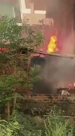 सहरसा पंचवटी चौक पर भीषण आग लगी विकास कुमार का घर बताया जाता है #saharsha