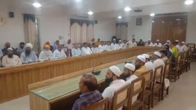 शामली: कलेक्ट्रेट में शुगर मिल के कर्मचारियों ने पिछले 2 माह का वेतनमान दिलाए जाने की मांग को लेकर अधिकारियों का किया घेराव