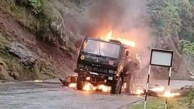 दुखद- #जम्मू-कश्मीर के #पुंछ-जम्मू नेशनल हाइवे पर सेना की गाड़ी में आग लगने से 5 जवानों के #शहीद होने की खबर अत्यंत दु