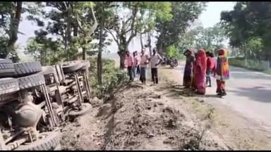 कोढ़ा: तेलंघी चौक खलीफा बाबा स्थान के समीप बालु लदी ट्रक अनियंत्रित होकर हुआ पलटी, 2 लोग हुए घायल