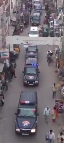 गाज़ियाबाद: DCP ट्रांस हिंडन ने पुलिस बल के साथ ईद पर्व को शांतिपूर्ण संपन्न कराने हेतु खोड़ा क्षेत्र में किया फ्लैग मार्च