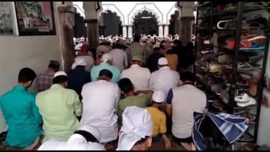 दरभंगा: दरभंगा लोहिया चौक बाकरगंज मस्जिद के पास सड़क पर मुस्लिम संप्रदाय के लोगों ने जुम्मे की अंतिम नमाज की रस्म अदा की