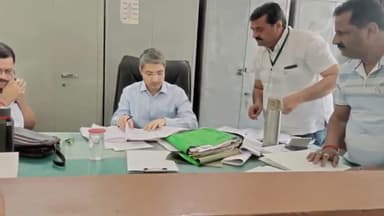 शामली: DM ने शामली तहसील में बने रिटर्निंग आॅफिसर के कक्षों का निरीक्षण कर परखी व्यवस्थाएं, जारी की गाइडलाइन