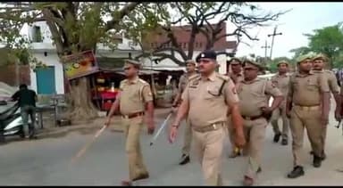 मिर्ज़ापुर: विधानसभा 96 उप निर्वाचन 2023 को सकुशल संपन्न कराने के लिए 96 विधानसभा में केंद्रीय सशस्त्र पुलिस बल किया फ्लैग मार्च