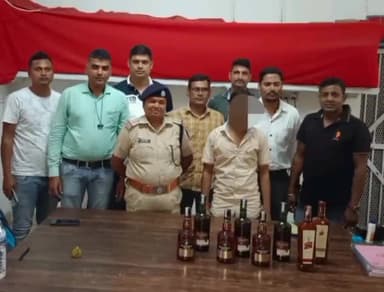 कांके: रांची आरपीएफ और मुरी आरपीएफ ने मुरी रेलवे स्टेशन पर अवैध शराब की बोतल के साथ हिरासत में लिया एक आरोपी