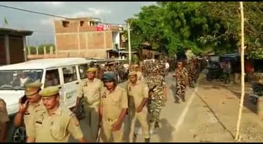 मिर्ज़ापुर: छानबे विधानसभा क्षेत्र में उप चुनाव के मद्देनजर केंद्रीय सशस्त्र पुलिस बल व पुलिस फोर्स ने एक साथ किया पैदल गश्त