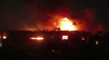 फिरोज़ाबाद: 60 फुटा रोड इलाके में इलेक्ट्रॉनिक एवं फर्नीचर शोरूम में लगी भीषण आग, मची अफरा-तफरी