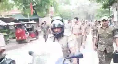 मिर्ज़ापुर: एसपी द्वारा आगामी त्योहारों व चुनाव के मद्देनजर नगर के वासलीगंज व घंटाघर समेत कई क्षेत्रों में किया गया रूट मार्च