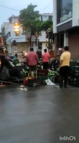 जगदलपुर: चांदनी चौक में तेज रफ्तार ट्रक हुआ दुर्घटनाग्रस्त ,कोई हताहत नहीं ....