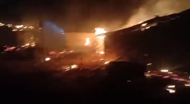 #कुमरडीह दक्षिण टार के #ललमटिया में यादव टोला के बथान में #आग लगने से कई #जानवर झुलस कर मर गए