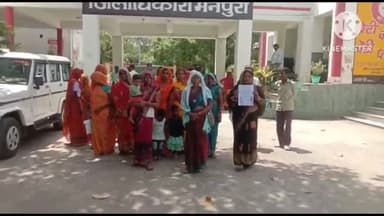 मैनपुरी: अहिरवा निवासी महिलाएं रोजगार पाने के लिए पहुंची जिला मुख्यालय, DM से मत्स्य पालन के लिए पट्टे दिए जाने की लगाई गुहार