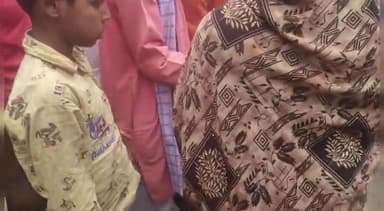 महनार: खरजम्मा वार्ड संख्या 3 में अग्निकांड पीड़ितों से मिलकर भाजपा नेता दिलीप सिंह ने पीड़ितों को उपलब्ध कराई राशन सामग्री