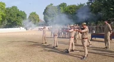 रायबरेली: रिजर्व पुलिस लाइन में एसपी की अध्यक्षता में पुलिसकर्मियों ने बंदूक चला कर ली ट्रेनिंग, दिए गए आवश्यक निर्देश