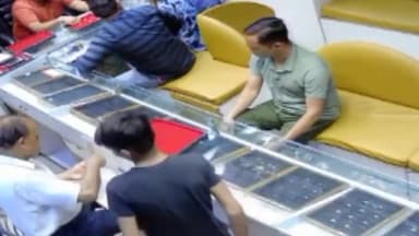 मुरादाबाद: बाजार गंज में ग्राहक बनकर सोने की अंगूठी चुराने वाला चोर सीसीटीवी में कैमरे में हुआ कैद, पुलिस ने किया गिरफ्तार